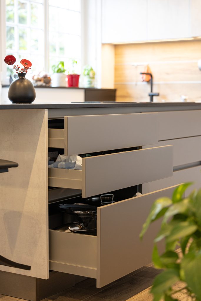 Cuisine sur mesure, de grands rangements coulissants pratiques et accessibles