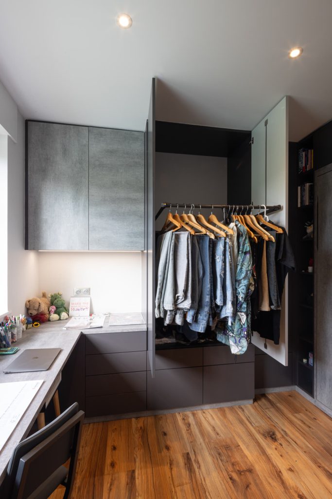 Intérieur d'un dressing sur mesure avec penderie et rangements, Haut-Rhin