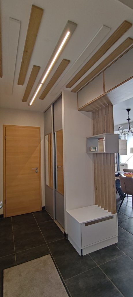 Meuble d'entrée sur mesure avec banc à chaussures et claustra ajouré à Bergheim