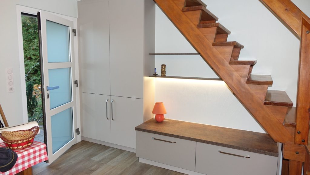 Meuble sous escalier sur mesure avec placards, banc à tiroirs et étagères éclairées à Horbourg-Wihr