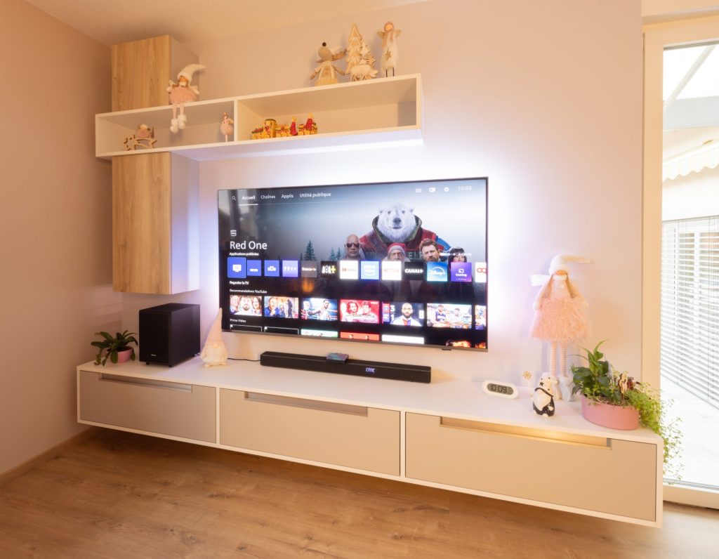 Meuble TV sur mesure avec colonne en bois et niche éclairée, à Schœnau