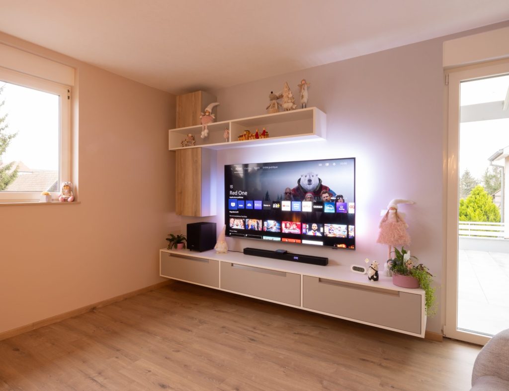 Meuble TV suspendu sur mesure avec tiroirs et étagères murales, conçu par Komcēbo à Schœnau