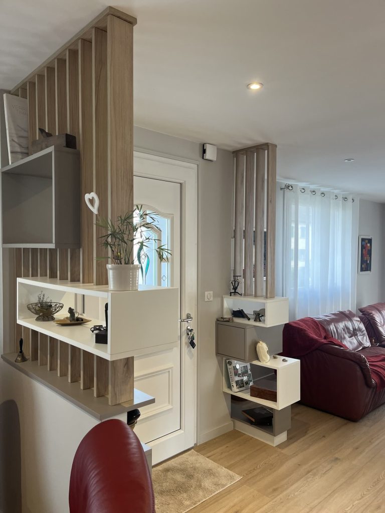 Niches décoratives et claustras de part et d'autre d'une porte d'entrée à Ammerschwihr