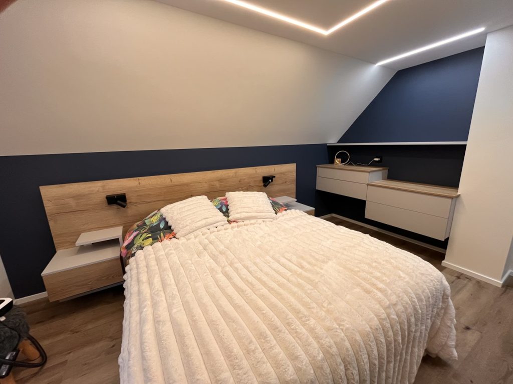 Tête de lit sur mesure avec chevets intégrés, aménagement de chambre à Kunheim