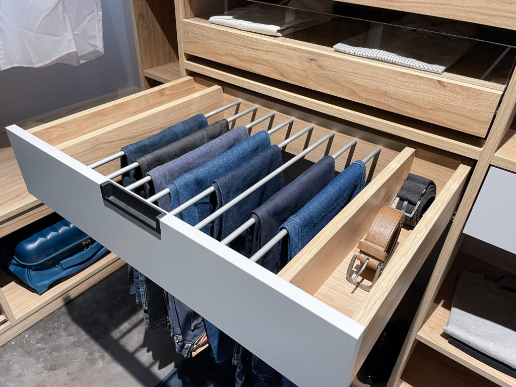 Dressing sur mesure équipé d’un porte-pantalons