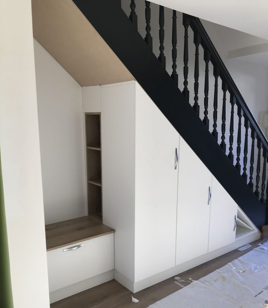 Meuble sous escalier sur mesure avec banc, niches et placards toute hauteur à Horbourg-Wihr